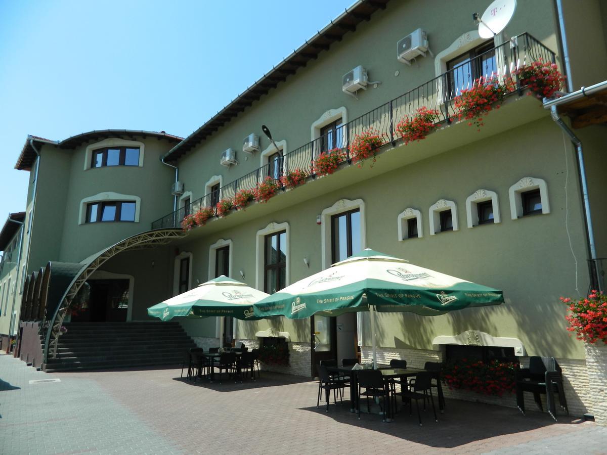 Liador Hotel Câmpia Turzii Exterior foto